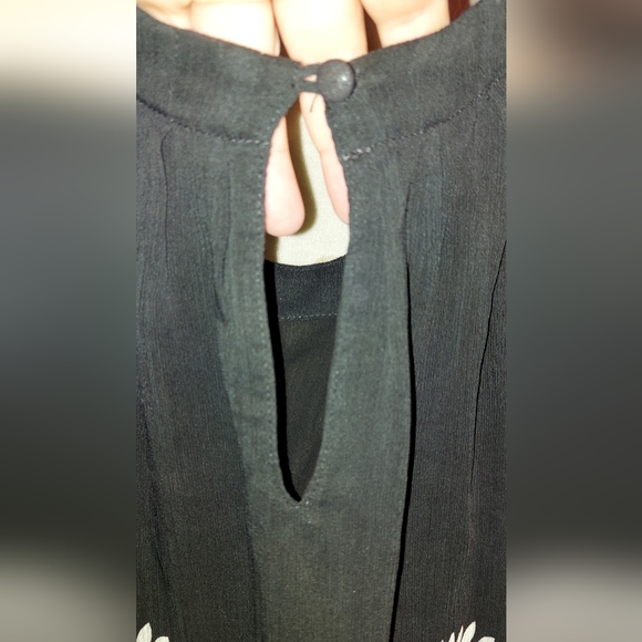 Cute Womans Tank Top with Flowers from a.n.a. in a size XS Extra Small - Picture 5 of 6